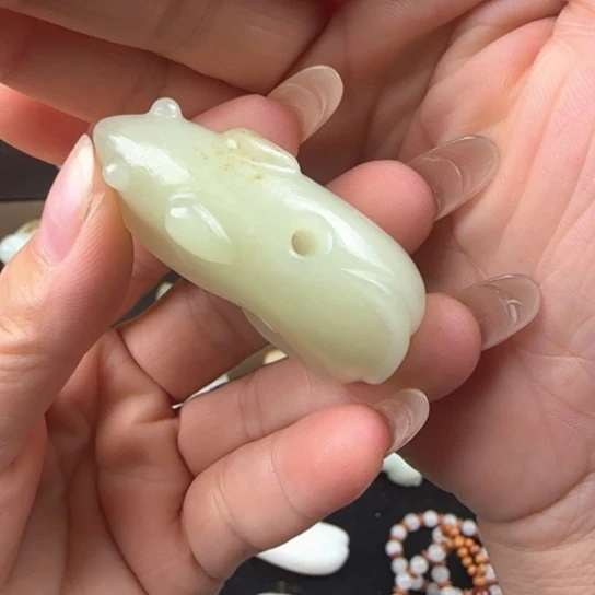 颈饰未镶嵌和田玉（糖玉）