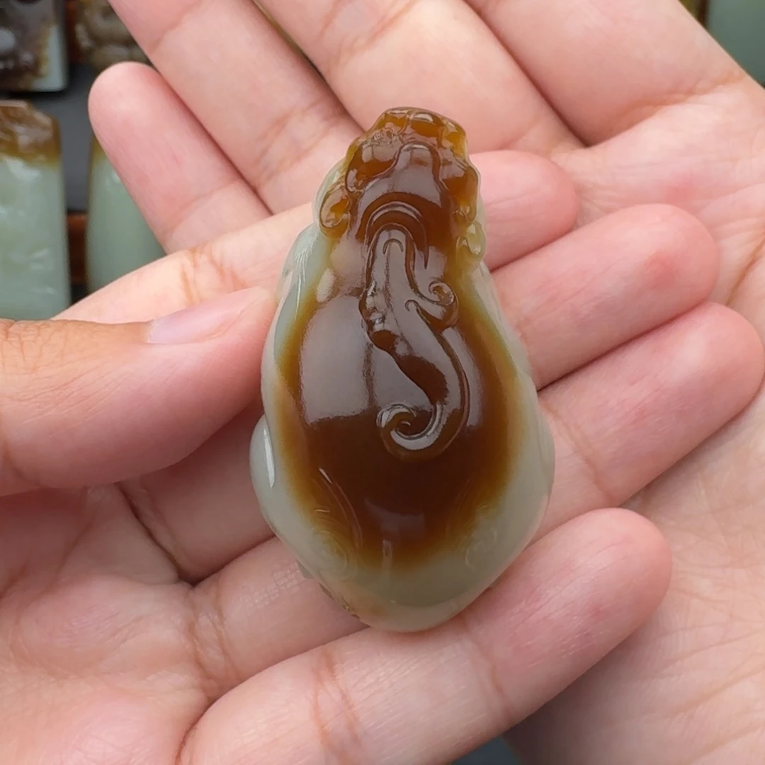 恩***尚和田玉未镶嵌颈饰