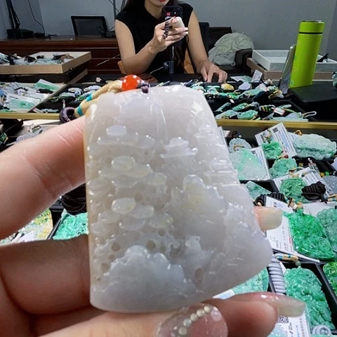 翡翠未镶嵌颈饰一个