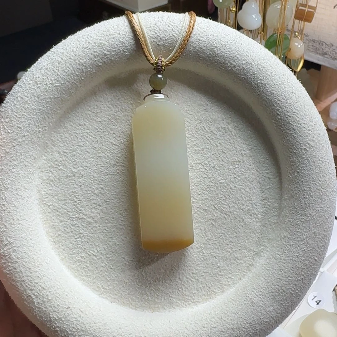 猫***了和田玉未镶嵌颈饰年糕无事牌