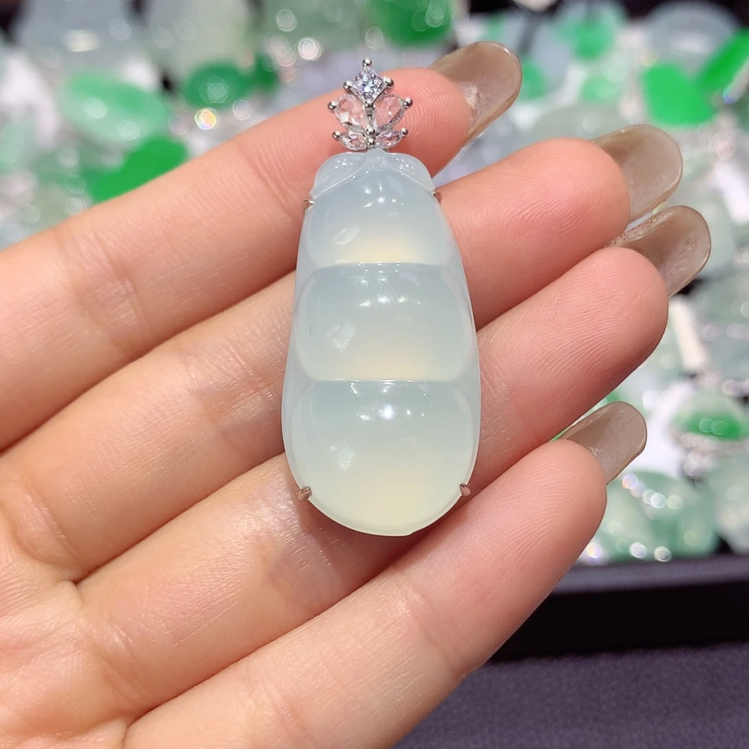 翡翠18K金镶嵌颈饰豆