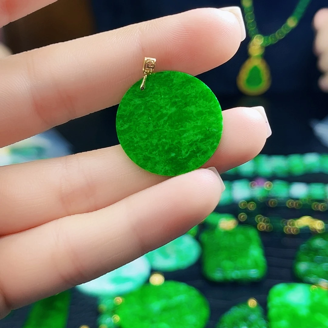 颈饰18K金镶嵌翡翠多样性