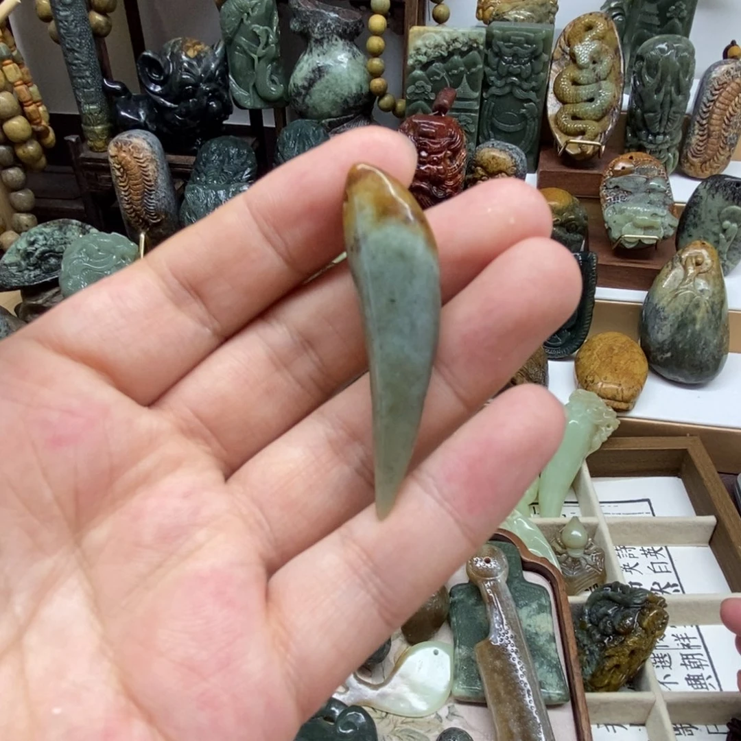 未镶嵌岫岩河磨玉（透闪石质玉）挂件