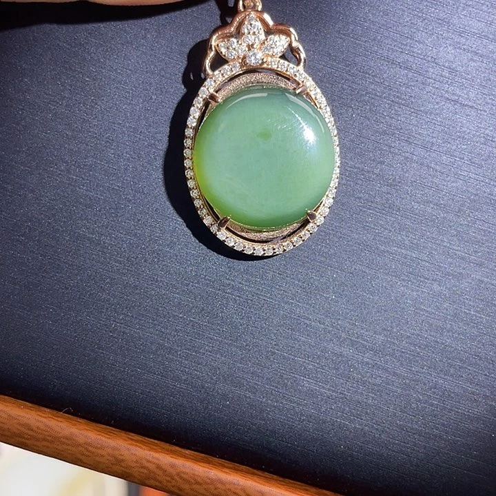 和田玉（碧玉）颈饰银S925镶嵌辣绿晶体猫