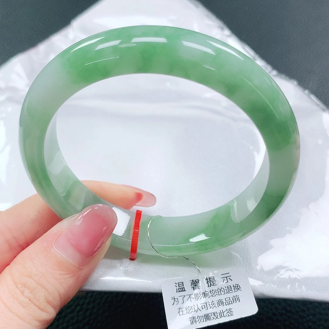 翡翠手镯未镶嵌56圈