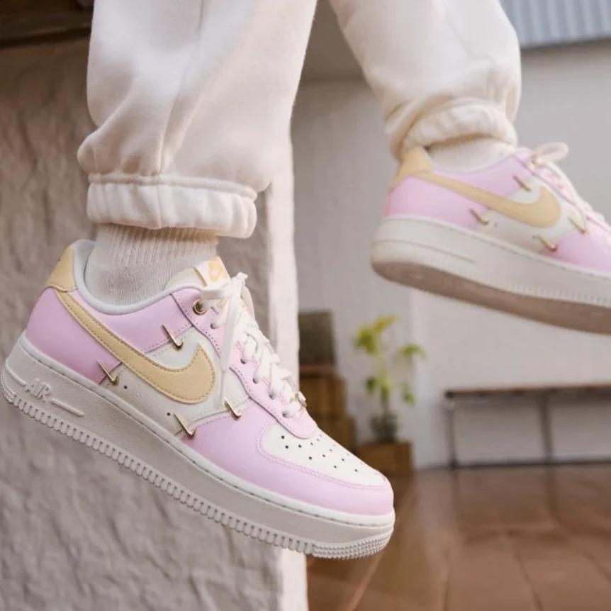 NIKE/耐克Air Force 1 '07 LX  低帮 板鞋 女款 粉白 IB2574600