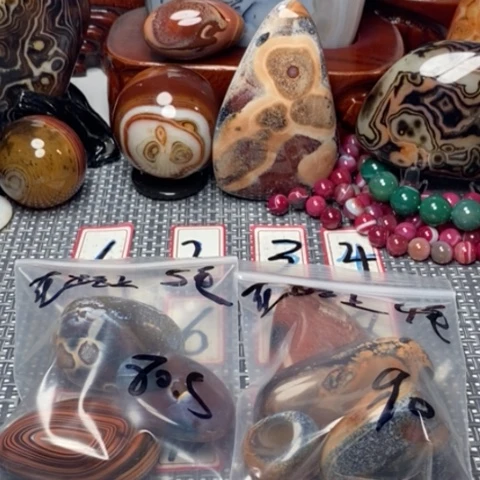 未镶嵌玛瑙/玉髓珠宝奇石在*上