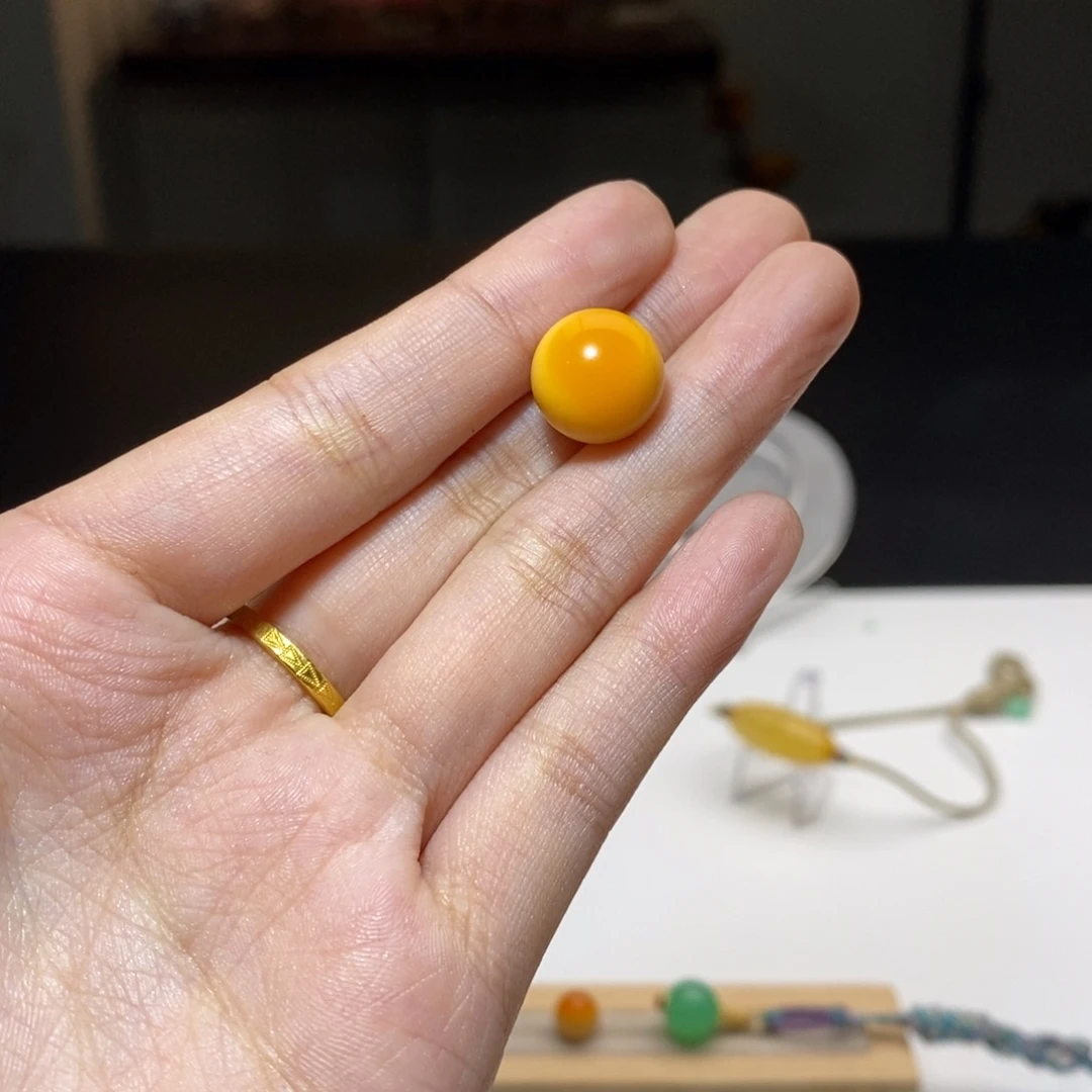 阳***边石英质玉（缅黄）未镶嵌颈饰