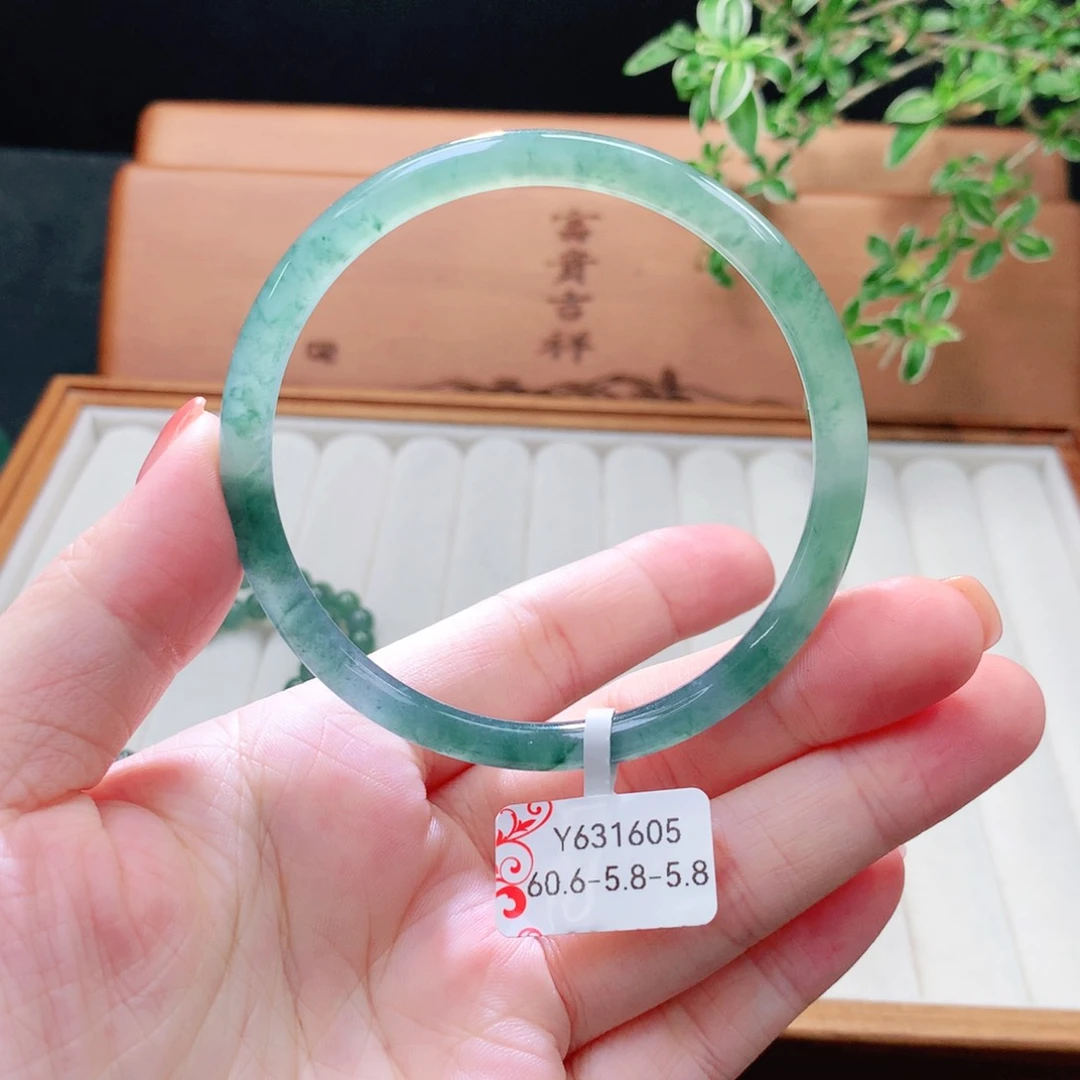 未镶嵌手镯（圆镯）翡翠