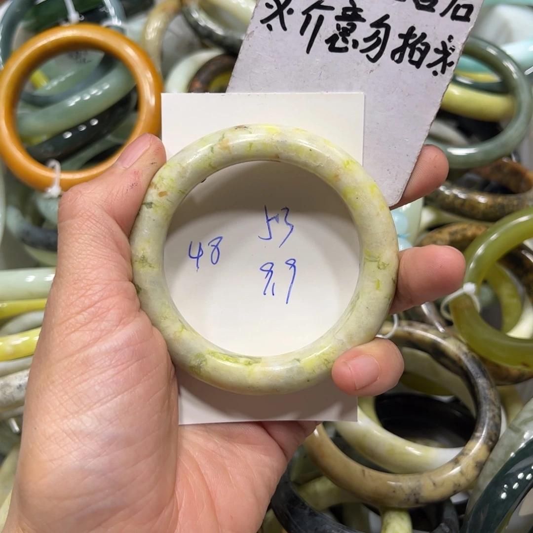 蛇纹石玉手镯未镶嵌