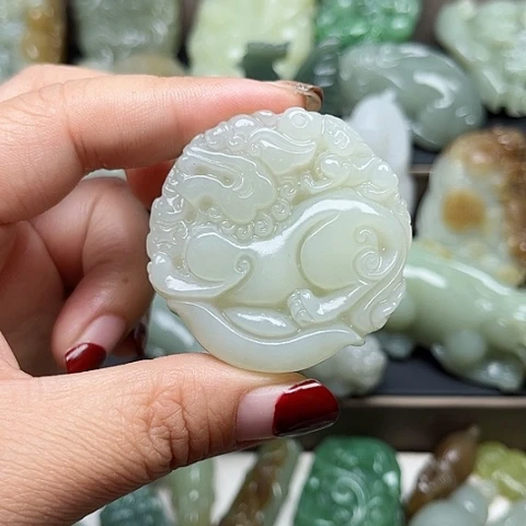 和田玉未镶嵌颈饰龍**神