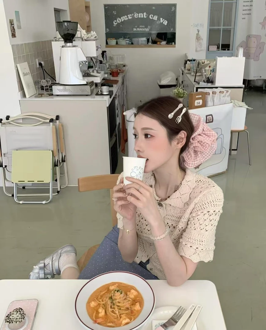 常规通勤镂空直筒型纽扣纯色T恤韩版减龄法式宽松