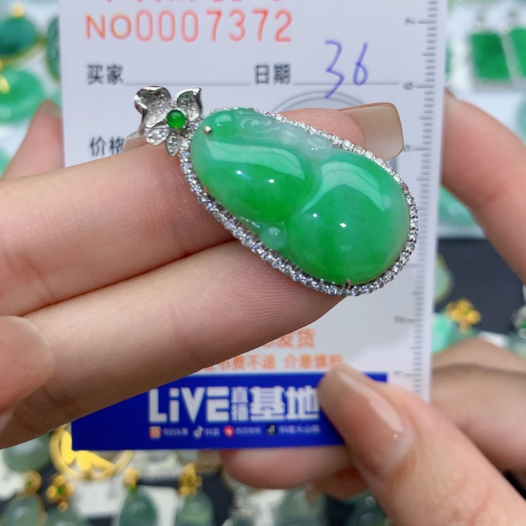 翡翠颈饰18K金镶嵌太**生葫芦 