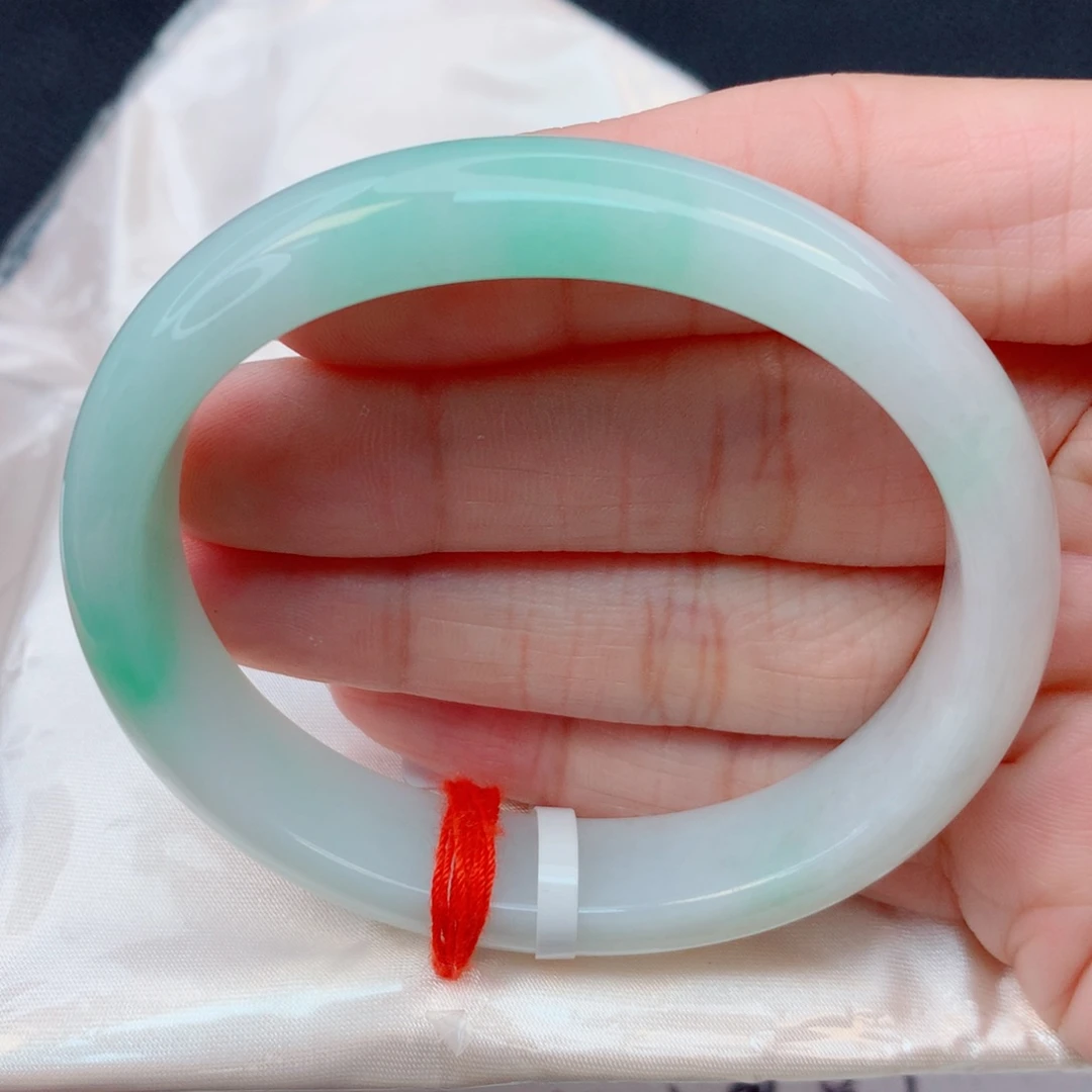 翡翠未镶嵌手镯56贵妃 细糯化白底青完整推荐