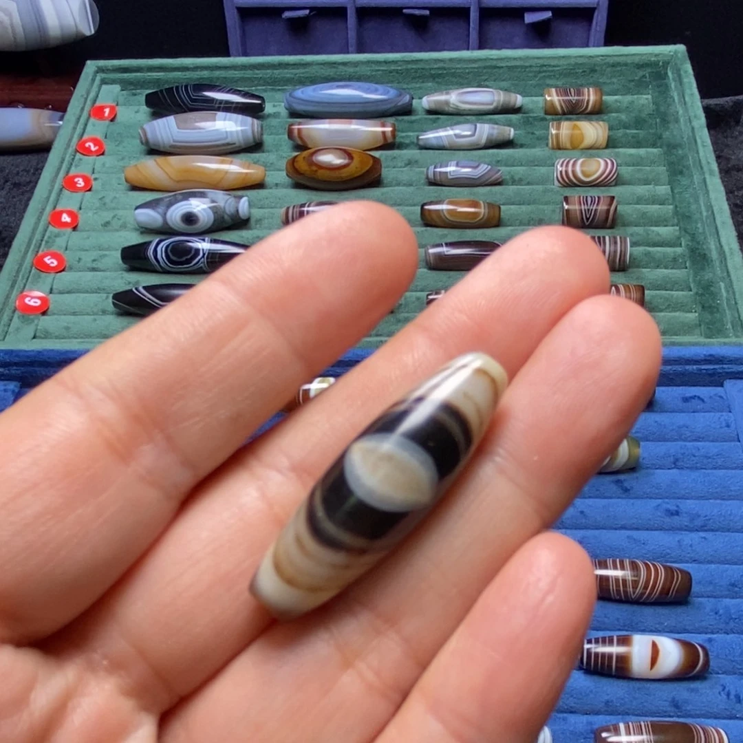 用***6玛瑙/玉髓未镶嵌珠宝半成品