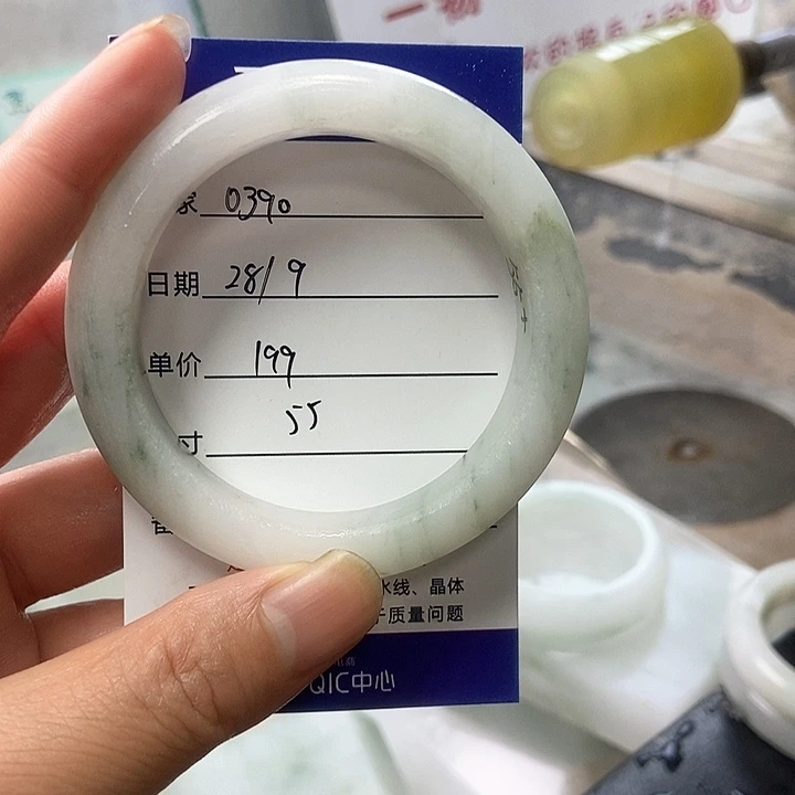 用***1石英质玉未镶嵌手镯定制