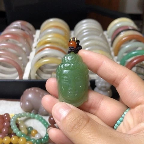石英质玉未镶嵌颈饰