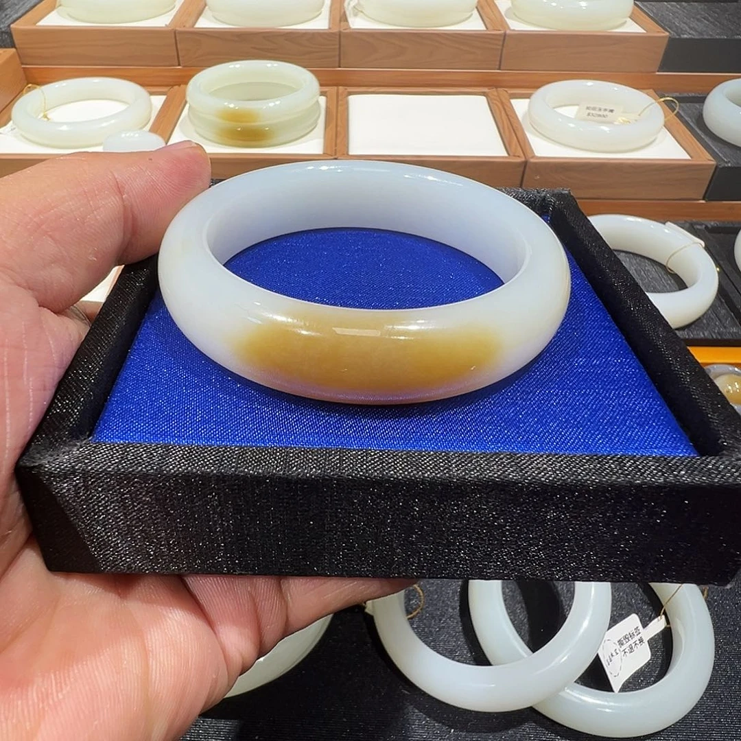 和田玉未镶嵌手镯