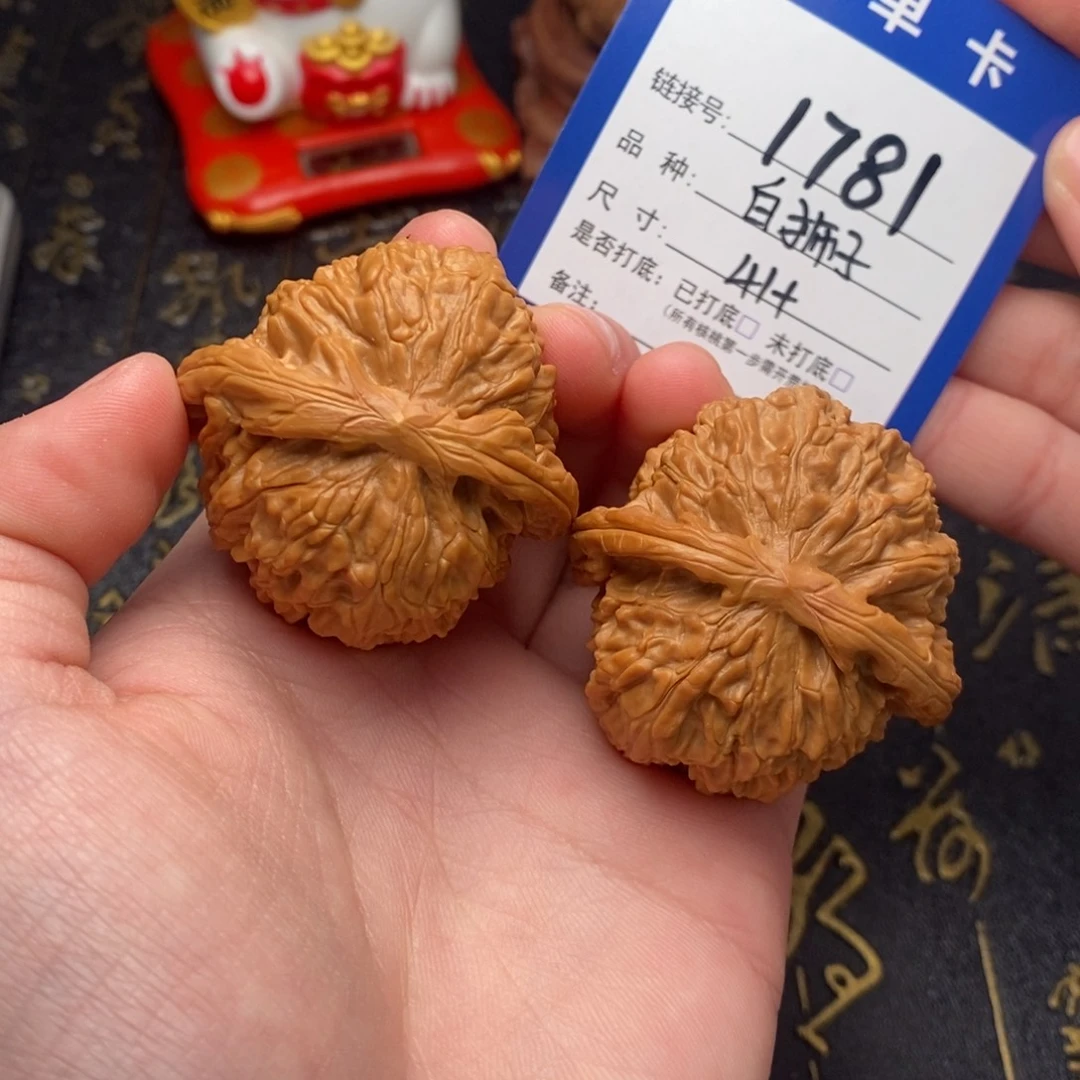 文玩核桃吊坠白狮子