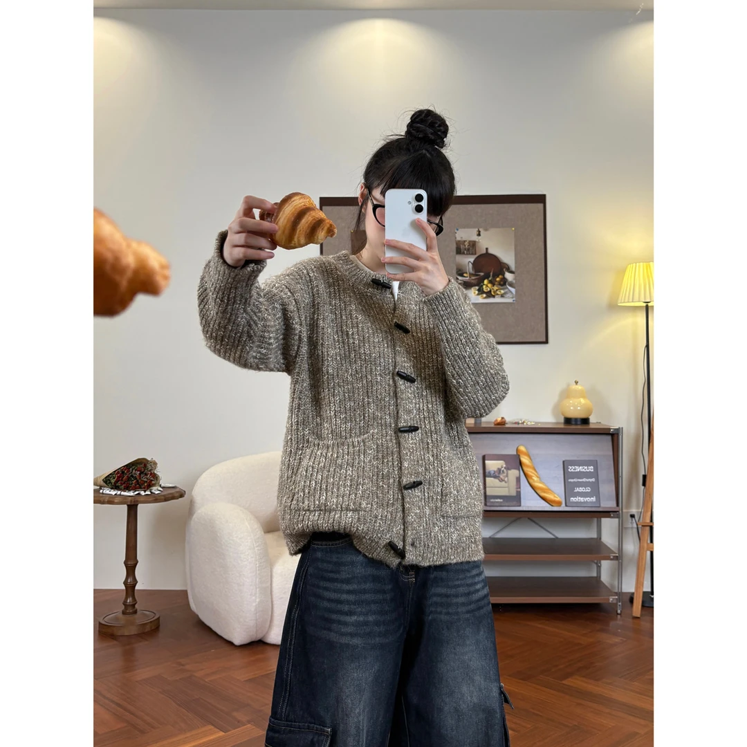 慵懒风混纱牛角扣毛衣外套女复古2025新款宽松白色显瘦针织开衫潮