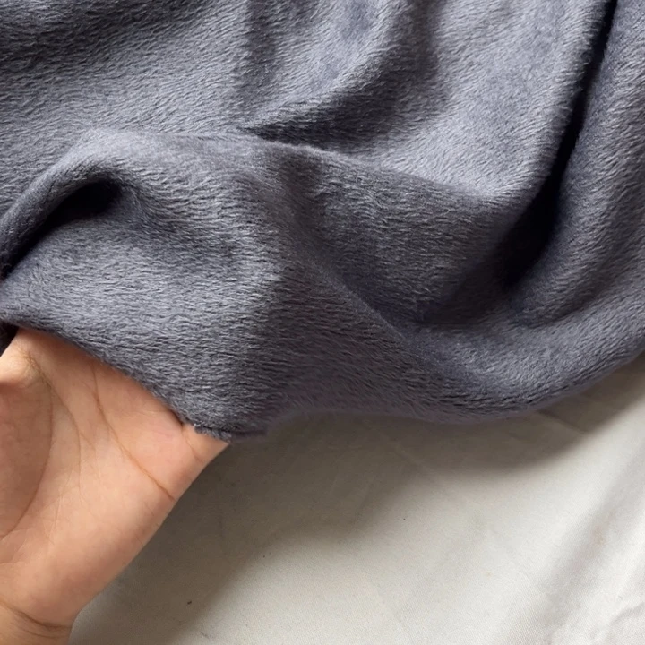 深灰色人造毛。   1米