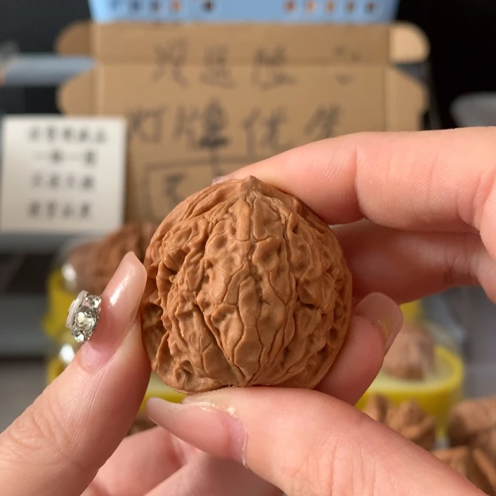 鸿***吊坠文玩核桃异形单只，有瑕疵