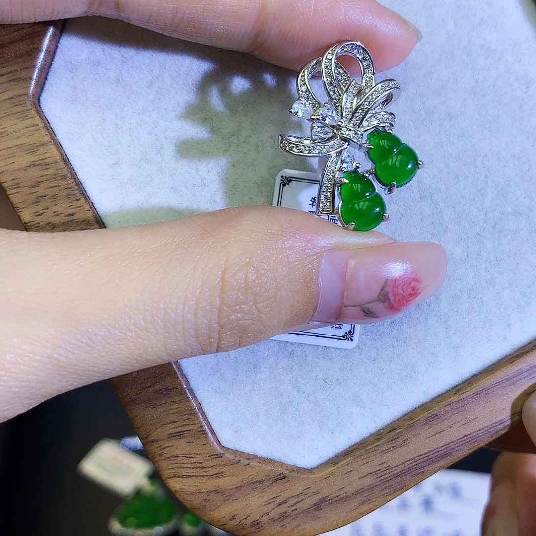 翡翠颈饰银S925镶嵌天然翡翠葫芦