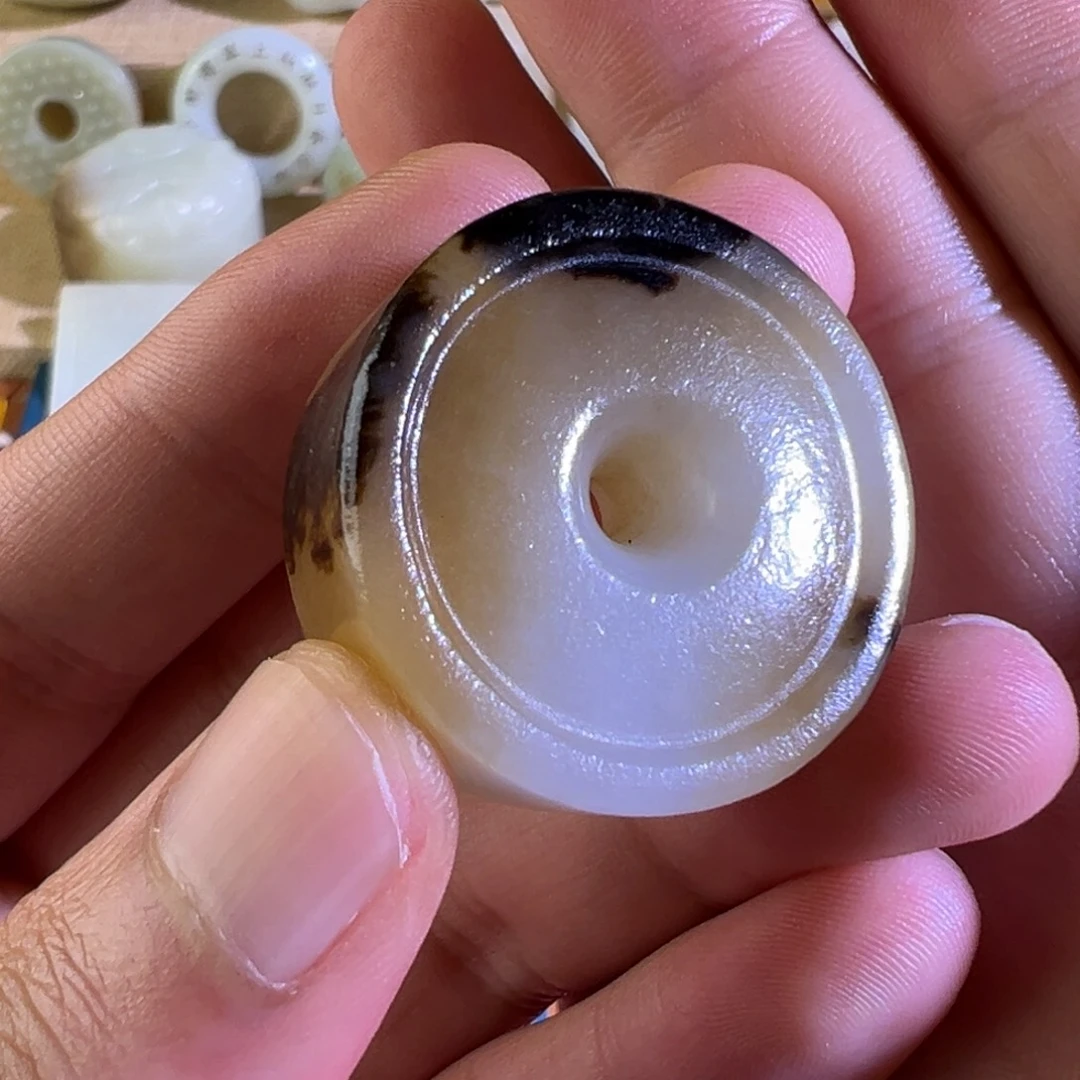 8***兵和田玉未镶嵌颈饰