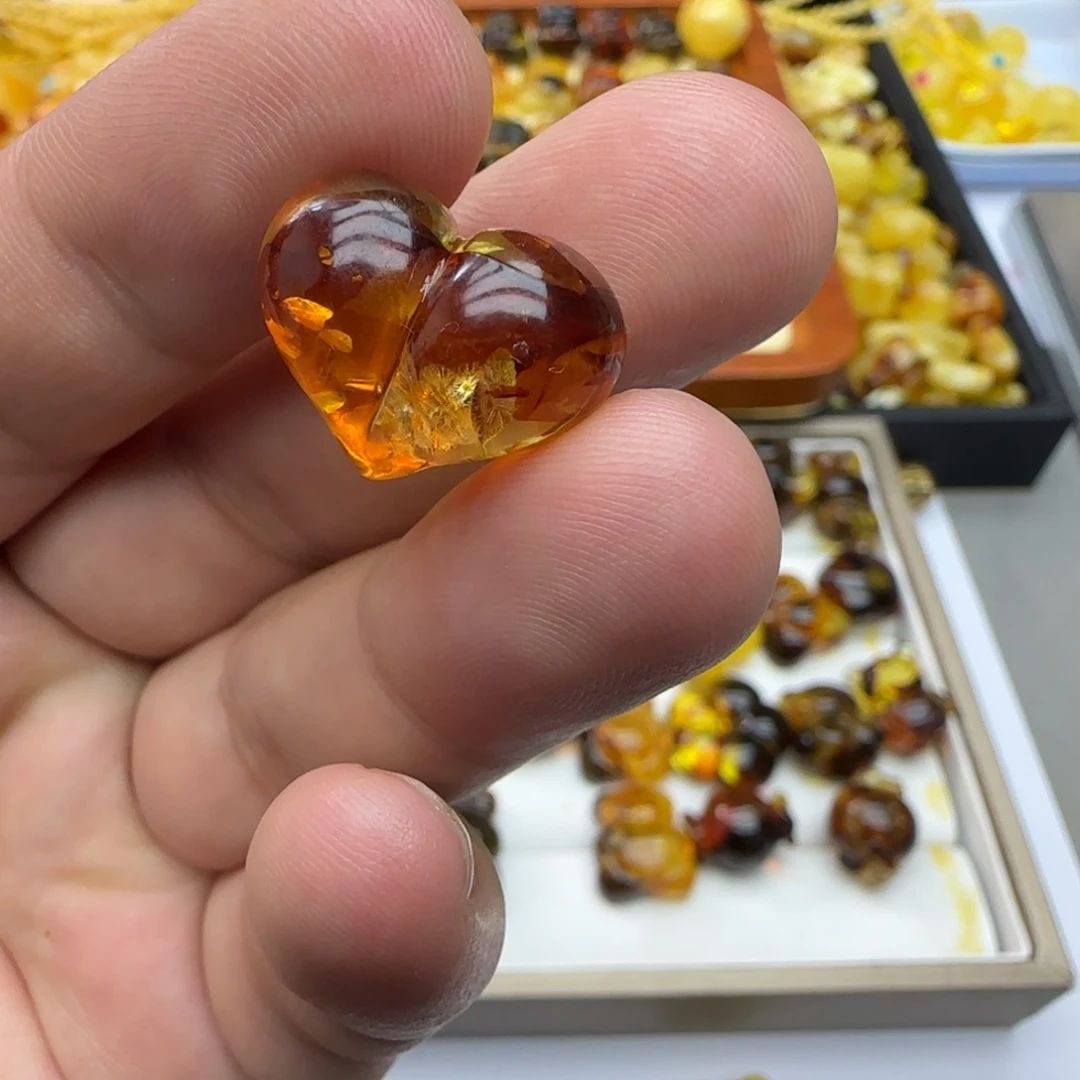 琥珀未镶嵌裸石1.9克微烤微瑕