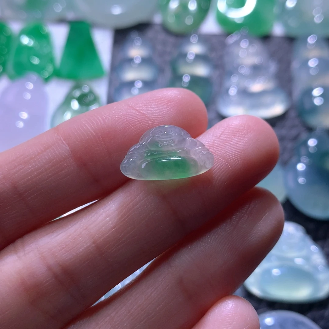 翡翠未镶嵌颈饰佛