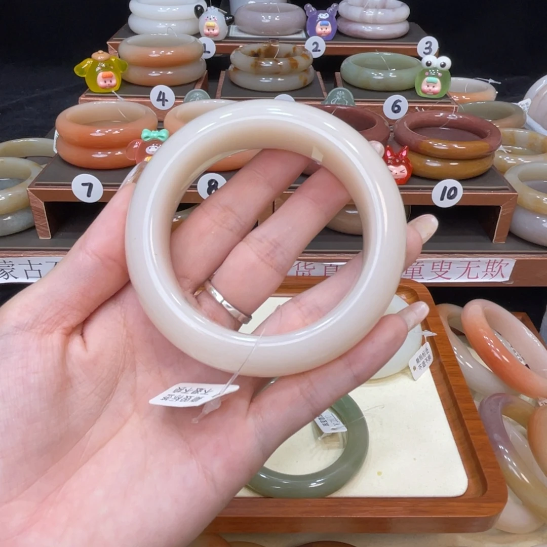兔***1石英岩玉未镶嵌手镯
