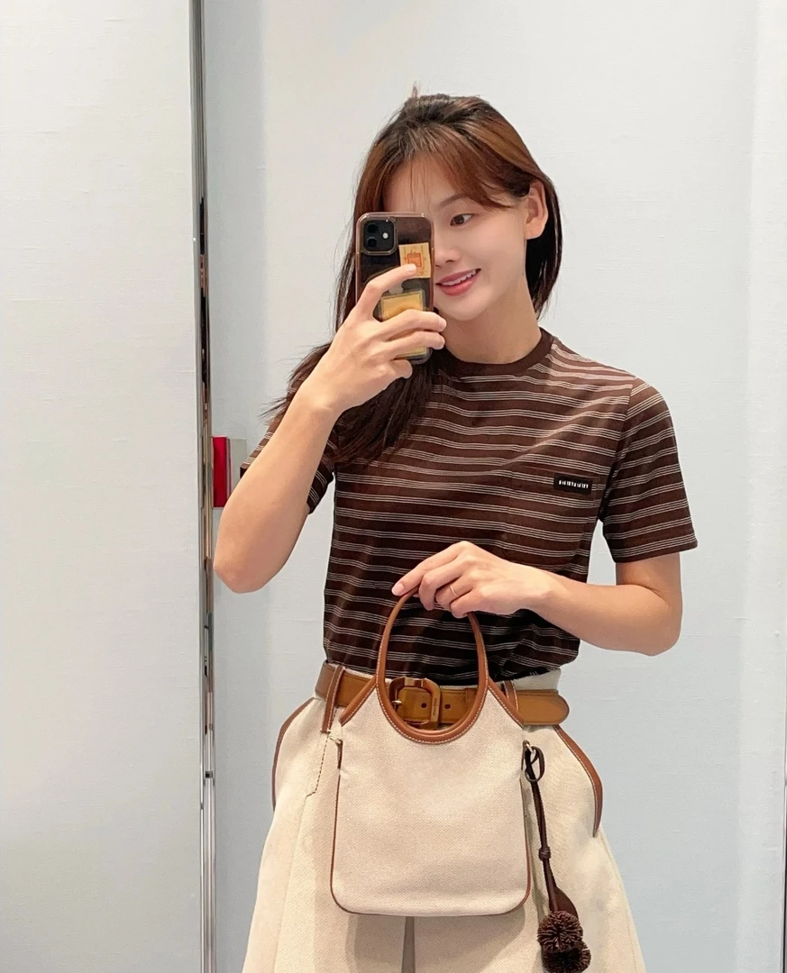 清仓！美拉德味的棕色条纹T