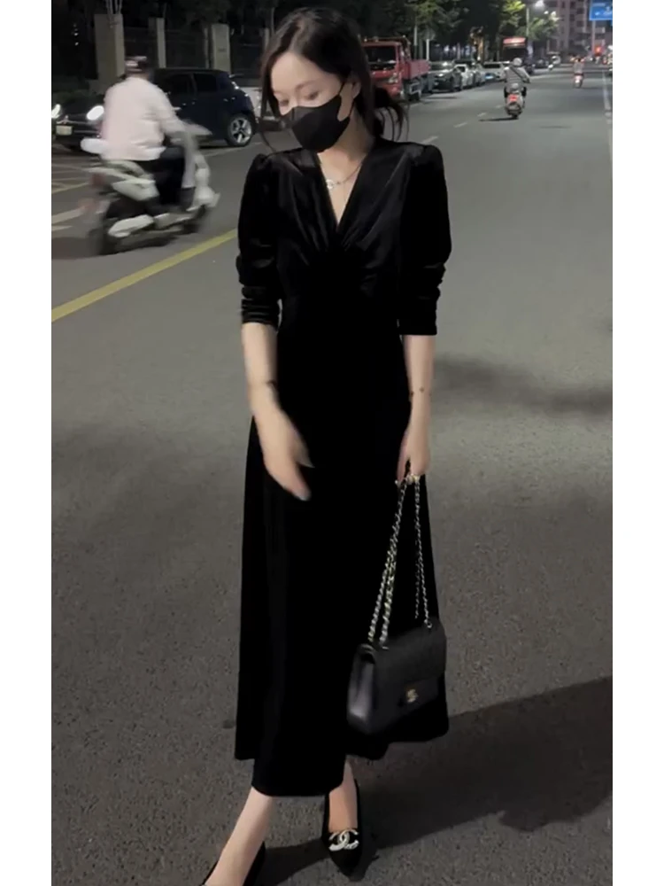 法式赫本风丝绒V领长袖连衣裙女2025秋季新款轻奢感收腰显瘦长裙