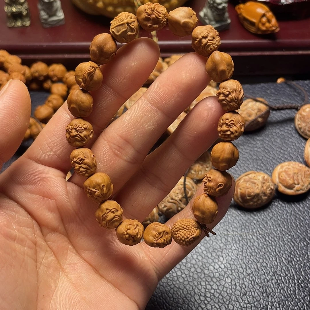 龙纹桃核雕刻瑕疵罗汉