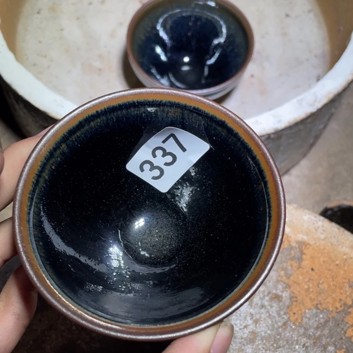 陶瓷和小动物有不同颜色也