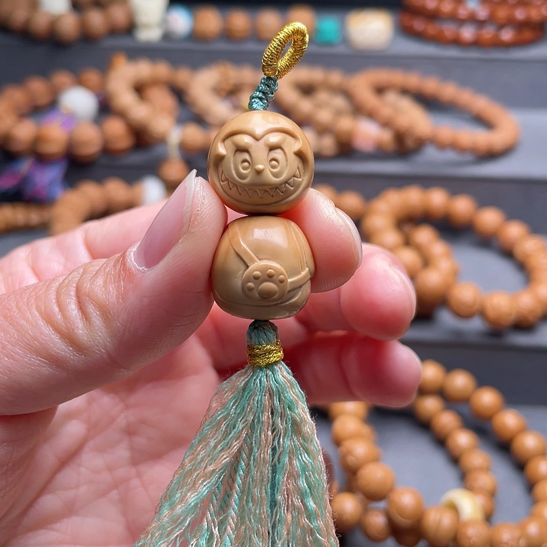 猴头核桃吊坠拉布布提溜