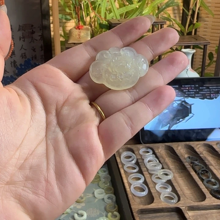 蛇纹石玉颈饰合金