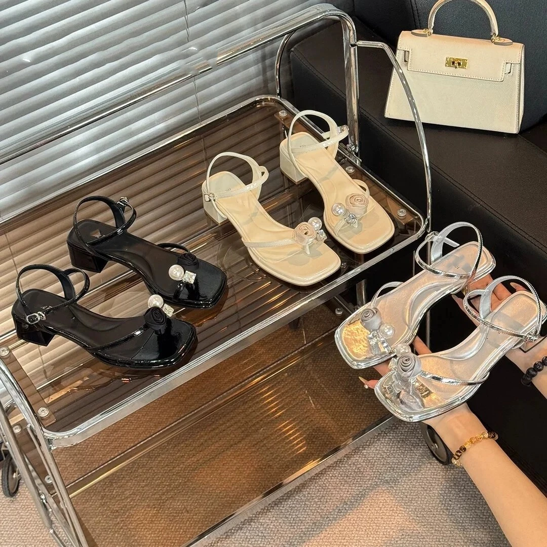 卓诗尼芙妮粗跟珍珠花朵水钻一字带凉鞋女鞋子女ins潮牌百搭2025