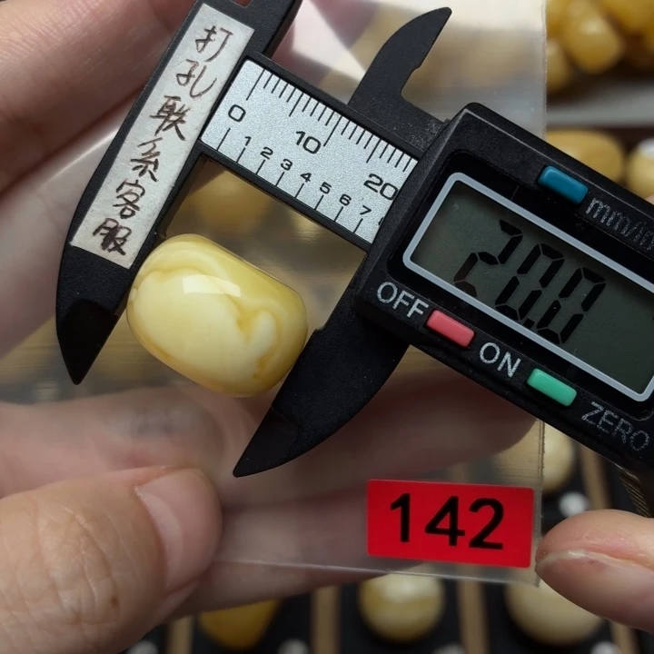 我***眼蜜蜡未镶嵌裸石蜜蜡