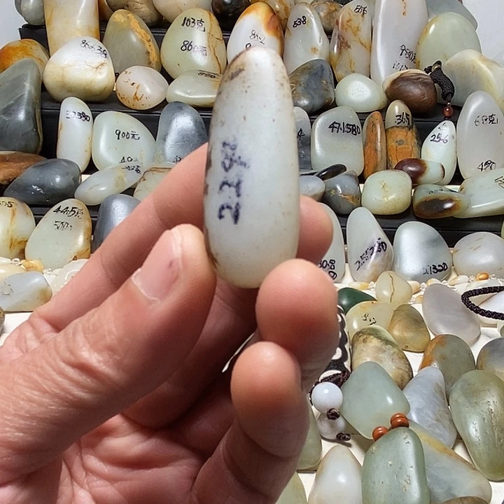 和田玉未镶嵌颈饰吊坠