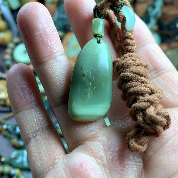 吊坠(赠链)未镶嵌岫岩河磨玉（透闪石质玉）