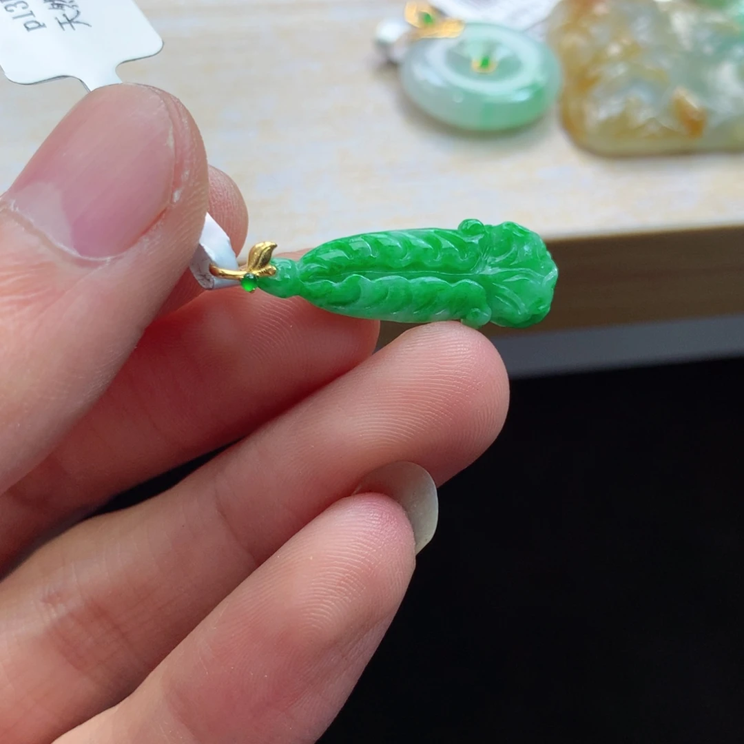 翡翠18K金镶嵌颈饰吊坠