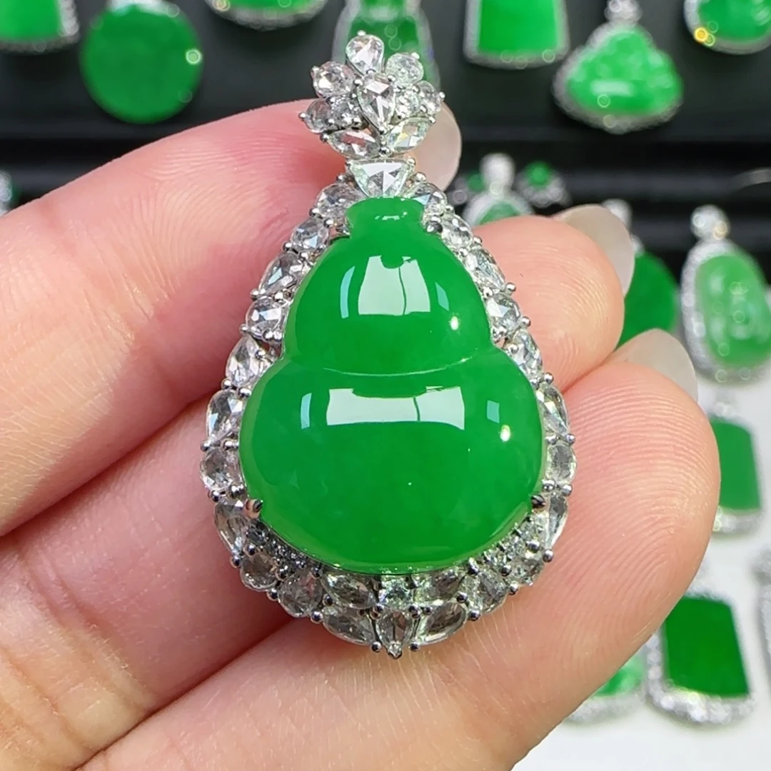 翡翠18K金镶嵌颈饰吊坠