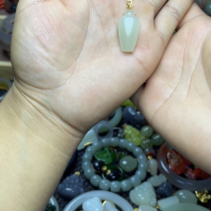 和田玉18K金镶嵌颈饰