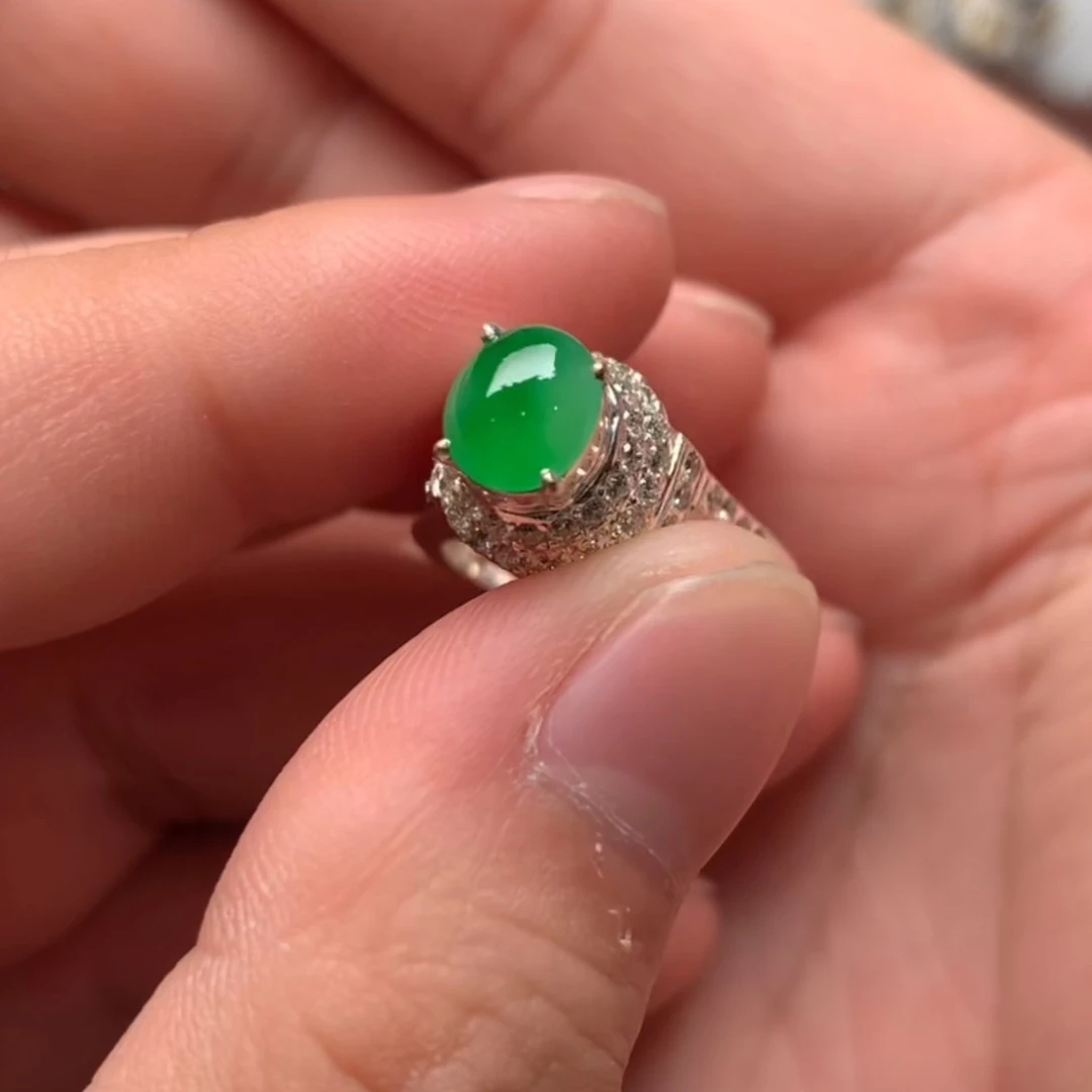 天然缅甸翡翠冰阳绿色戒面（卡6.9-6.0-3.2铜托需要换镶嵌）