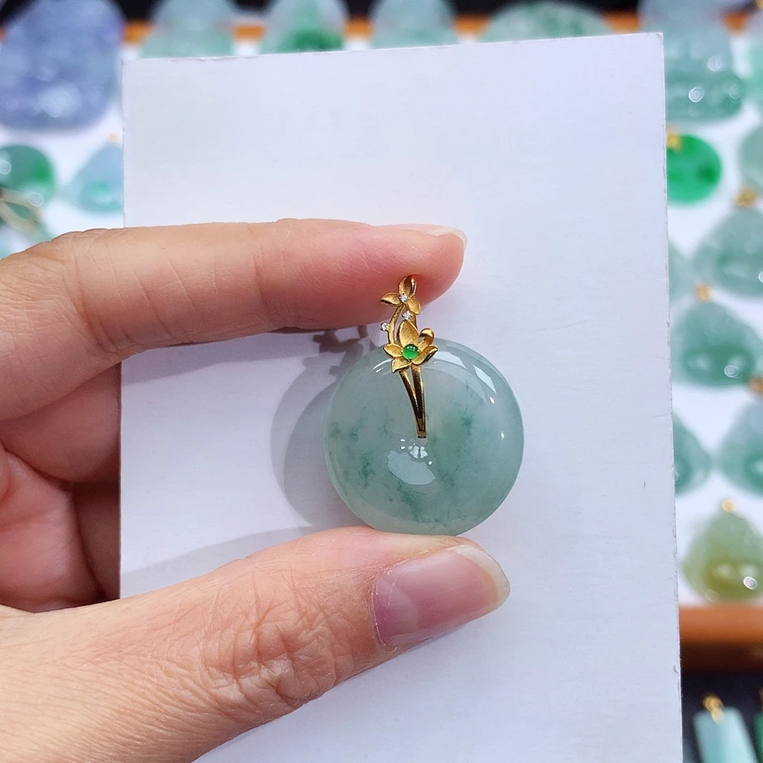 翡翠18K金镶嵌颈饰翡翠吊坠