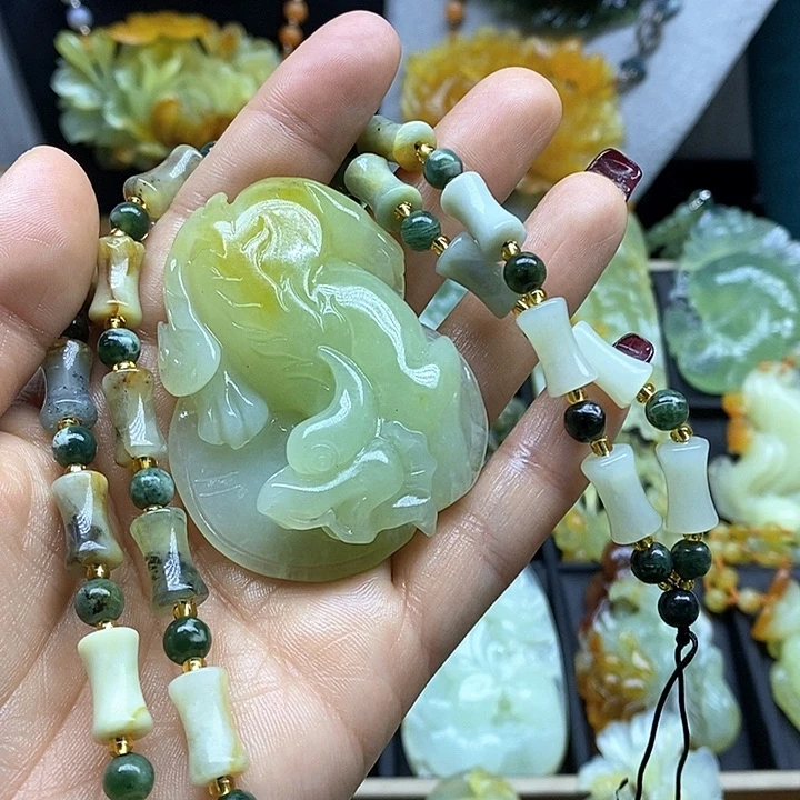 蛇纹石玉挂件未镶嵌一**奶