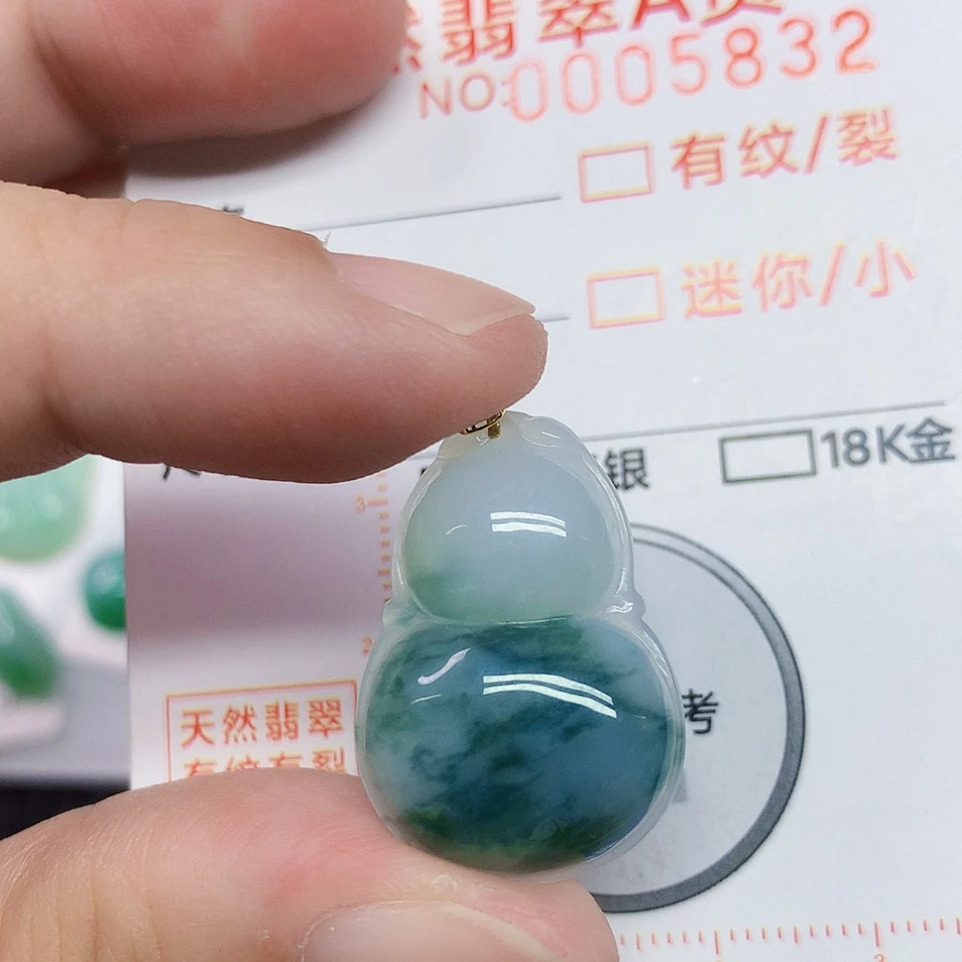 翡翠18K金镶嵌颈饰葫芦