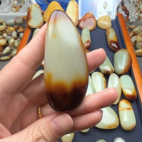 和田玉颈饰未镶嵌金****窗