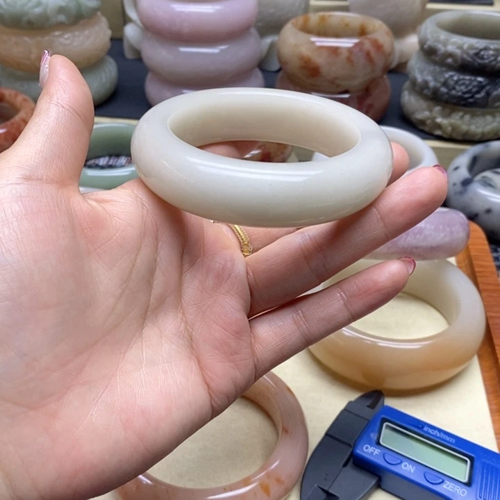 石英岩玉手镯未镶嵌